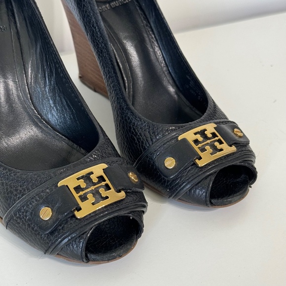 Tory Burch Carnell Open Toe Navy Wedge Heels Gold Logo Size 7 - Picture 2 of 10